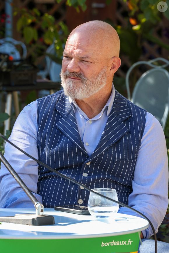"Quand j'entends ça, je ne peux pas accepter. Je ne peux pas accepter qu'on dise que c'est à cause des équipes ou à cause de moi que le service est loupé, c'est trop facile", lâche-t-il.

Le Chef doublement étoilé, Philippe Etchebest, Parrain de la 3ème édition du "Festival Bon" qui se tiendra du 13 au 19 octobre 2025 à Bordeaux, en conférence de presse à la Maison du Jardinier, Parc Rivière à Bordeaux, le 2 octobre 2025. © Jean-Marc Lhomer/Bestimage