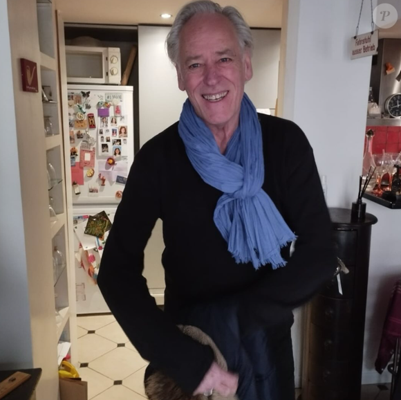 Il s'agit de Jean-Yves Chilot, qui vit dans le IIe arrondissement de Paris, dans un 95m².

Jean-Yves Chilot, acteur vu dans "Plus belle la vie" ou encore "Clem".