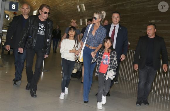 Exclusif - Johnny Hallyday repart en famille avec sa femme Laeticia, ses filles Jade et Joy et Elyette, la grand-mère de Laeticia à Saint-Barthélemy de l'aéroport Roissy Charles de Gaulle le 27 juillet 2016.