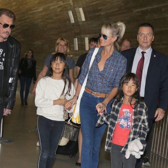 Exclusif - Johnny Hallyday repart en famille avec sa femme Laeticia, ses filles Jade et Joy et Elyette, la grand-mère de Laeticia à Saint-Barthélemy de l'aéroport Roissy Charles de Gaulle le 27 juillet 2016.