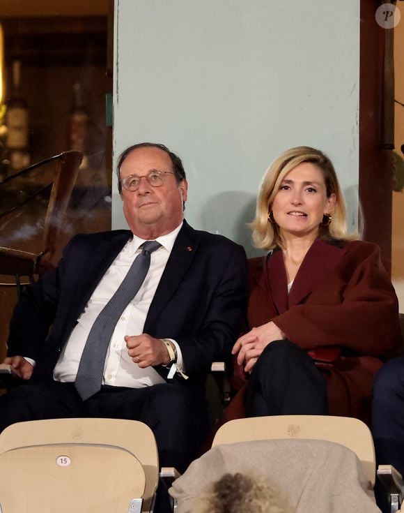 François Hollande et sa femme Julie Gayet assistent au match opposant C. Alcaraz à S. Tsitsipas lors des Internationaux de France de tennis de Roland Garros 2024 à Paris © Jacovides-Moreau/Bestimage