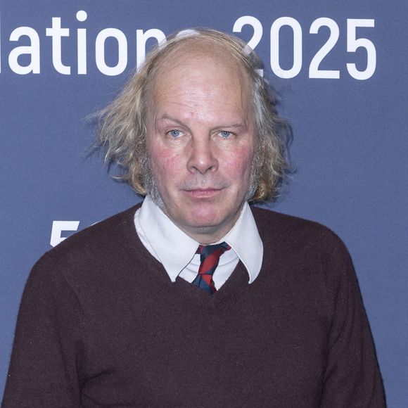 Lors de l’ouverture des JO de Paris, Philippe Katerine était apparu presque nu sous une cloche, peint en bleu, en interprétant "Nu", son hymne à la paix.

Philippe Katerine - Photocall de la soirée "Cesar Révélations" au Trianon à Paris.

© Olivier Borde / Bestimage