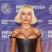 Christina Aguilera méconnaissable, Gigi Hadid, Anne Hathaway... Les personnalités illuminent le tapis rouge des Breakthrough Prizes 2026