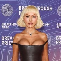 Christina Aguilera méconnaissable, Gigi Hadid, Anne Hathaway... Les personnalités illuminent le tapis rouge des Breakthrough Prizes 2026