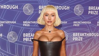 Christina Aguilera méconnaissable, Gigi Hadid, Anne Hathaway... Les personnalités illuminent le tapis rouge des Breakthrough Prizes 2026