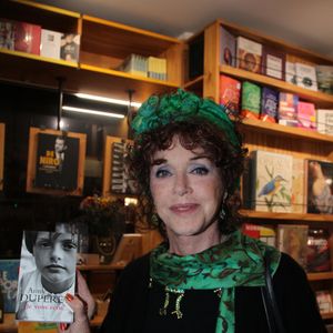 Anny Duperey - A.Duperey dédicace son livre "Respire, c'est de l'iode !" à la librairie La 25e Heure à Paris le 9 avril 2025.

© Philippe Baldini / Bestimage