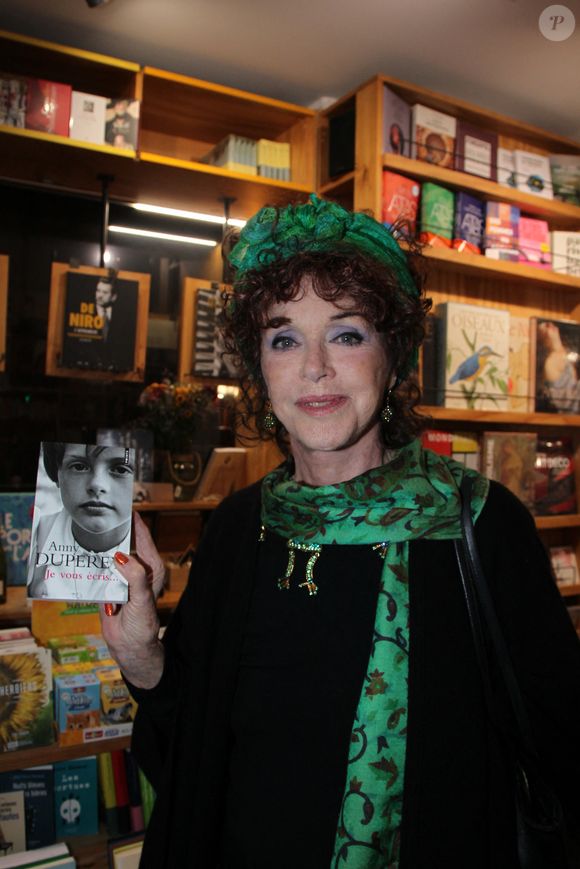 Anny Duperey - A.Duperey dédicace son livre "Respire, c'est de l'iode !" à la librairie La 25e Heure à Paris le 9 avril 2025.

© Philippe Baldini / Bestimage