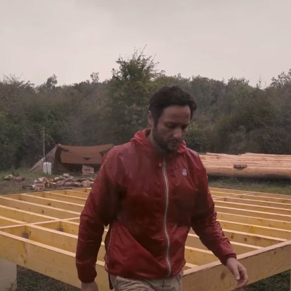 En juin dernier, le célèbre chanteur a surpris l'ensemble de ses abonnés en révélant qu'il prévoyait de mettre entre parenthèses sa carrière musicale... Pour construire une cabane en pleine nature ! 

Vianney sur le chantier de sa mystérieuse cabane (Capture d'écran Instagram jeudi 30 octobre 2025).