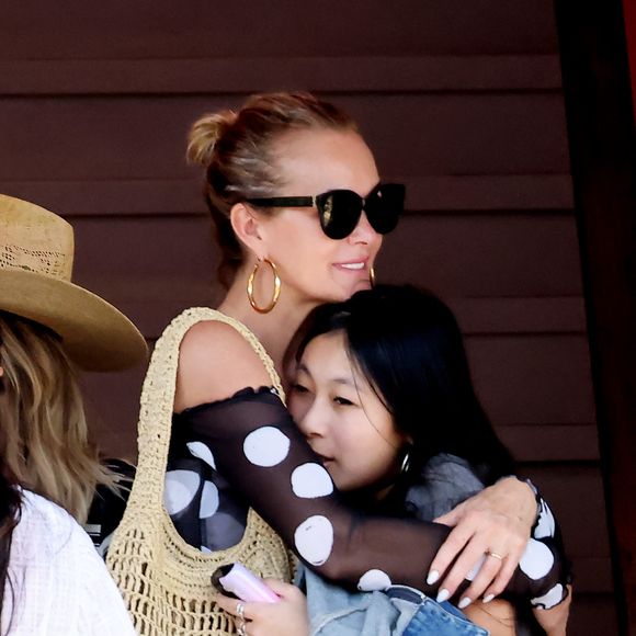 Ce message est accompagné d’une série de vidéos souvenirs émouvantes. 

Exclusif - Laeticia Hallyday et Joy à l'aéroport de Saint-Barthélemy-Rémy-de-Haenen, le 15 mars 2025.

Photo : Dominique Jacovides / Bestimage