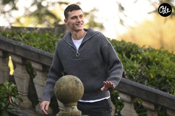 Le défenseur tricolore avait partagé d'émouvants clichés à la maternité lors de la naissance de sa fille.

Benjamin Pavard - Arrivée des joueurs de l'équipe de France à Clairefontaine, le 14 novembre 2022.

© Bestimage