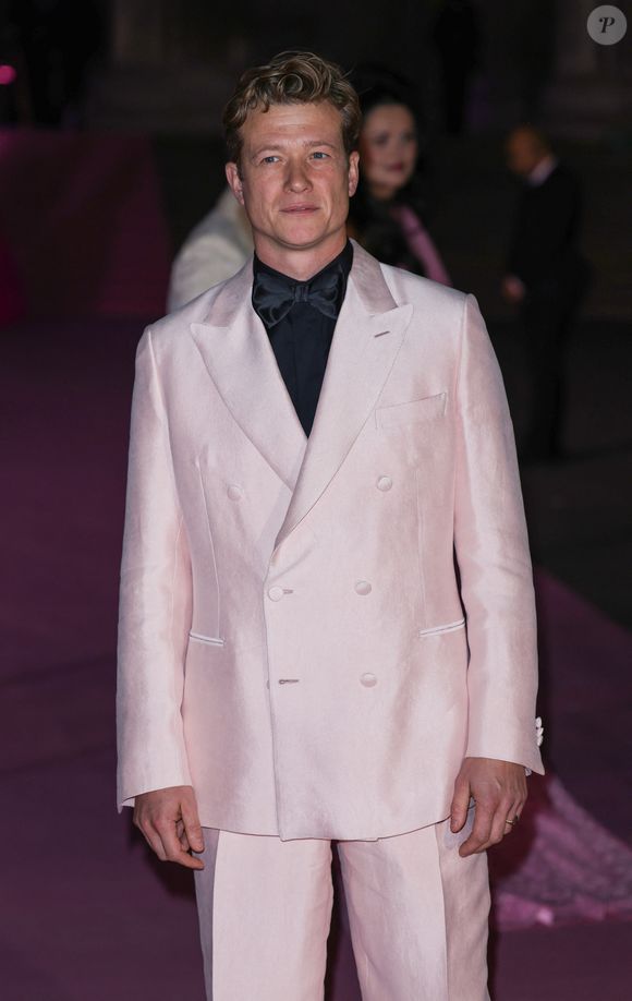 Ed Speleers sur le tapis rose du photocall du bal du British Museum 2025 à Londres, Royaume Uni, le 18 octobre 2025. © GoffPhotos/Bestimage