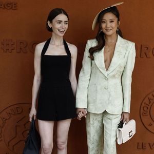 Lily Collins et Ashley Park lors des Internationaux de France de Tennis de Roland Garros 2026, à Paris, France, le 7 juin 2026. © Jacovides-Moreau/Bestimage