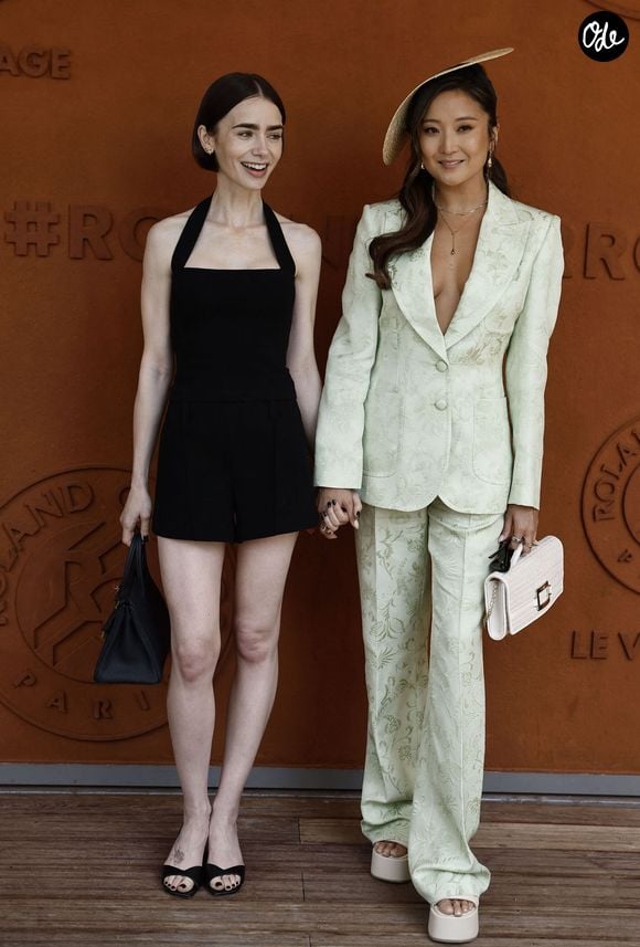 Lily Collins et Ashley Park lors des Internationaux de France de Tennis de Roland Garros 2026, à Paris, France, le 7 juin 2026. © Jacovides-Moreau/Bestimage