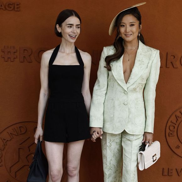 Lily Collins et Ashley Park lors des Internationaux de France de Tennis de Roland Garros 2026, à Paris, France, le 7 juin 2026. © Jacovides-Moreau/Bestimage