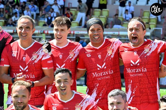 Nikos Aliagas, Louis Ducruet (président des Barbagiuans), Tibo InShape et Ronaldinho lors du match de football caritatif au stade Louis II de Monaco opposant les Barbagiuans aux pilotes de l'équipe Nazionale Piloti dans le cadre de la "Racing Stars Football Cup" le 3 juin 2026.
Depuis 35 ans, des pilotes automobiles participent chaque année à un match de football caritatif organisé à Monaco. Ce " match des pilotes " a accueilli tous les plus grands de la Formule 1, y compris Michael Schumacher. En 2025, une nouvelle mouture a vu le jour, la Racing Stars Football Cup, sous la houlette de Louis Ducruet, le fils de la princesse Stéphanie. Ce 3 juin 2026, avait lieu la deuxième édition de l'événement caritatif, organisé au profit de deux associations.
Les fonds récoltés lors de l'événement seront reversés à deux associations. La première est " Mercy Ships ", qui déploie des navires-hôpitaux afin d'offrir des soins chirurgicaux gratuits en Afrique. La seconde association est " Les Soins de l'espoir ", qui est engagée auprès d'enfants et d'adultes défavorisés en Asie du Sud-Est, notamment au Vietnam.
Les Barbagiuans ont remporté le match 6 - 2

© Bruno Bebert / Bestimage