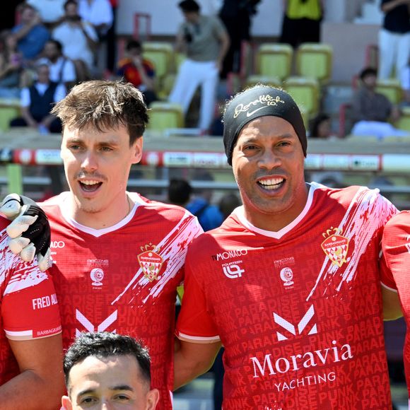 Nikos Aliagas, Louis Ducruet (président des Barbagiuans), Tibo InShape et Ronaldinho lors du match de football caritatif au stade Louis II de Monaco opposant les Barbagiuans aux pilotes de l'équipe Nazionale Piloti dans le cadre de la "Racing Stars Football Cup" le 3 juin 2026.
Depuis 35 ans, des pilotes automobiles participent chaque année à un match de football caritatif organisé à Monaco. Ce " match des pilotes " a accueilli tous les plus grands de la Formule 1, y compris Michael Schumacher. En 2025, une nouvelle mouture a vu le jour, la Racing Stars Football Cup, sous la houlette de Louis Ducruet, le fils de la princesse Stéphanie. Ce 3 juin 2026, avait lieu la deuxième édition de l'événement caritatif, organisé au profit de deux associations.
Les fonds récoltés lors de l'événement seront reversés à deux associations. La première est " Mercy Ships ", qui déploie des navires-hôpitaux afin d'offrir des soins chirurgicaux gratuits en Afrique. La seconde association est " Les Soins de l'espoir ", qui est engagée auprès d'enfants et d'adultes défavorisés en Asie du Sud-Est, notamment au Vietnam.
Les Barbagiuans ont remporté le match 6 - 2

© Bruno Bebert / Bestimage