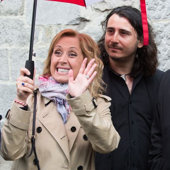 Depuis 2013, Lara Fabian vit une belle histoire d’amour avec le magicien d’origine sicilienne Gabriel Di Giorgio.

Lara Fabian et son mari Gabriel Di Giorgio assistent à la ducasse de Mons ou Doudou, une fête locale basée sur des traditions ancestrales qui a lieu tous les ans à Mons, en Belgique. L'origine de la fête remonte au Moyen Âge. Lara Fabian était accompagnée par Elio Di Rupo, Maire ( Bourgmestre ) de la ville de Mons et Président du Parti socialiste belge.
Belgique, Mons, 22 mai 2016 © ALAIN ROLLAND/ IMAGEBUZZ/ BESTIMAGE