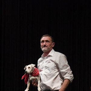 En effet, alors qu'ils se baladaient un jour dans les rayons de la FNAC, Clotaire a aperçu Carlito (fils de Guy Carlier). Jean-Paul Rouve s'est alors mis à discuter avec le youtubeur, qui lui a proposé de participer à l'une de leurs vidéos. 

Exclusif - Jean-Paul Rouve et son chien - Personnalités à la première du spectacle de Jean-Paul Rouve "J'ai pas l'air" au Théâtre Antoine à Paris. Le 22 septembre 2022 © G.Gorassini-B.Rindoff Petroff / Bestimage 
