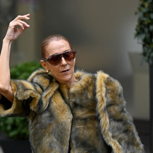 Céline Dion acclamée par ses fans à la sortie de l’hôtel Royal Monceau à Paris, avant de se rendre à la Plenitude Arena de Paris La Défense, pour sa troisième date de concert, le 16 septembre 2026. © Lionel Urman/Bestimage