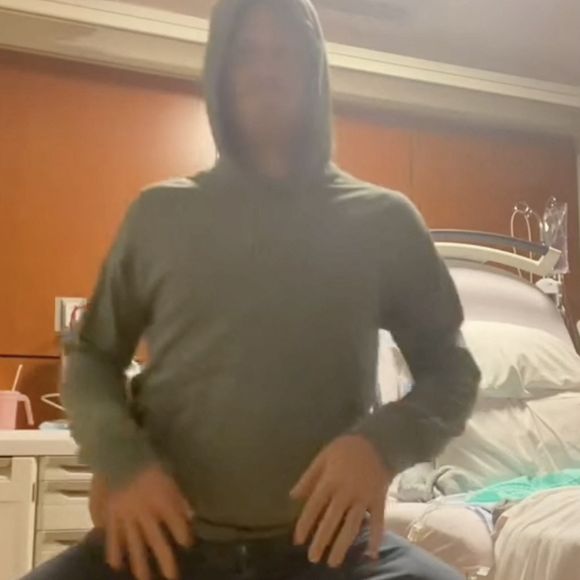 dans laquelle elle danse à l’hôpital avant la naissance de sa fille Lilibet aux côtés de son époux Harry 

Picture MUST credit : Meghan / Instagram
Meghan Markle a partagé une vidéo d'elle en train de bouger sur un air de danse pour déclencher le travail alors qu'elle attendait sa fille Lilibet.
La duchesse de Sussex, âgée de 43 ans, a posté le clip sur Instagram pour célébrer le quatrième anniversaire de sa fille.
Meghan a expliqué à ses followers dans un message : "Il y a quatre ans aujourd'hui, cela s'est également produit.
"Nos deux enfants étaient nés une semaine après la date prévue... alors quand la nourriture épicée, toute cette marche et l'acupuncture n'ont pas fonctionné, il ne restait plus qu'une chose à faire !"
La mère de deux enfants, vêtue d'une robe de grossesse noire avec un dos boutonné, est vue en train de twerker sur un air appelé The Baby Momma Dance (la danse de la maman bébé) par un personnage de YouTube appelé Starrkeisha.
Le prince Harry, vêtu d'un sweat à capuche gris, a traversé la pièce en traînant les pieds.

Picture supplied by JLPPA