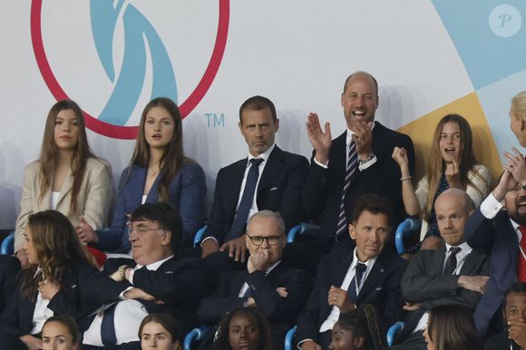 En juillet dernier, il avait supporté l'équipe de foot anglaise à l'Euro féminin avec sa fille Charlotte

Le prince William, prince de Galles, la princesse Leonor et l'infante Sofia d'Espagne dans les tribunes de la finale de l'UEFA Women's Euro 2025 "Angleterre - Espagne (1-1, 3-1 tab)" à Bâle. le 27 juillet 2025 à Basel en Suisse. ©Mirrorpix / Bestimage