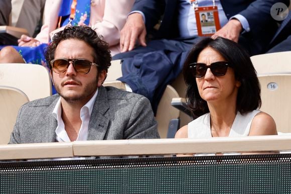 Florence Foresti et son compagnon Alexandre Kominek - People dans les tribunes lors des Internationaux de France de Tennis de Roland Garros 2022 à Paris le 29 mai 2022. © Cyril Moreau/Bestimage