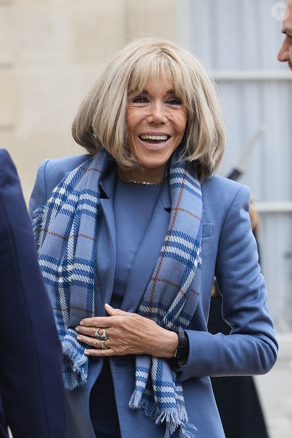 Le président français et sa femme la Première Dame Brigitte Macron accueillent le vice-président américain et sa femme pour un déjeuner de travail à Paris, France, le 11 février 2025. © Cyril Moreau/Bestimage