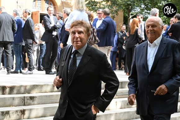 Jean-Pierre Foucault et Gérard Louvin - Sorties des obsèques de Nonce Paolini en l'église Saint-Honoré-d'Eylau, 66 bis, avenue Raymond-Poincaré à Paris, France, le 23 juillet 2024. Agence / Bestimage