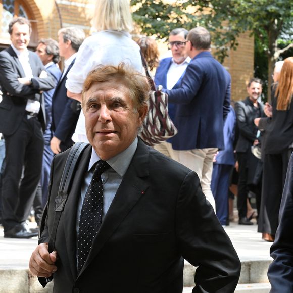 Jean-Pierre Foucault et Gérard Louvin - Sorties des obsèques de Nonce Paolini en l'église Saint-Honoré-d'Eylau, 66 bis, avenue Raymond-Poincaré à Paris, France, le 23 juillet 2024. Agence / Bestimage