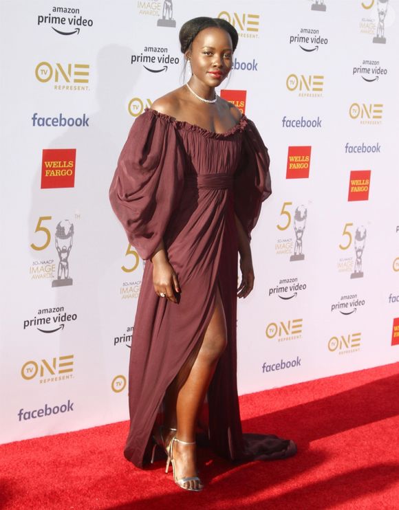 Elle a également lancé une collecte. 

Lupita Nyong'o à la 50ème soirée annuelle NAACP Image Awards au Dolby Theater à Los Angeles, le 30 mars 2019.