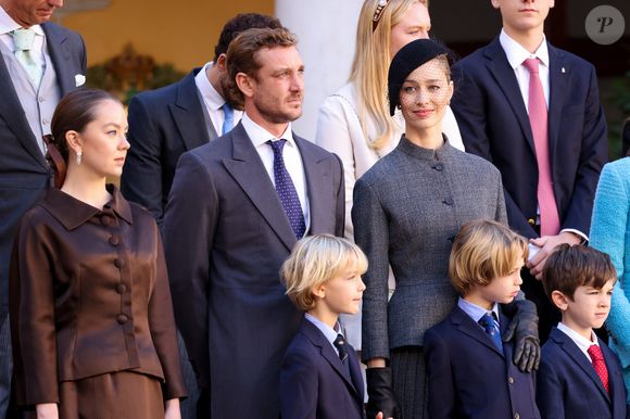 Très attaché au bateau, Pierre Casiraghi semble désormais heureux de pouvoir créer des souvenirs avec ses deux garçons : Stefano, 8 ans, et Francesco, 7 ans.

La princesse Alexandra de Hanovre, Pierre Casiraghi, Beatrice Borromeo, Stefano et Francesco  dans la cour du palais princier le jour de la fête nationale de Monaco le 19 novembre 2024. © Jean-Charles Vinaj / Pool Monaco / Bestimage