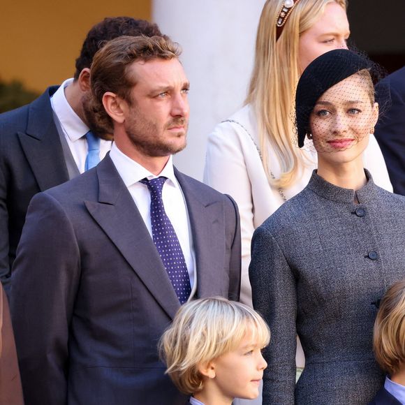 Très attaché au bateau, Pierre Casiraghi semble désormais heureux de pouvoir créer des souvenirs avec ses deux garçons : Stefano, 8 ans, et Francesco, 7 ans.

La princesse Alexandra de Hanovre, Pierre Casiraghi, Beatrice Borromeo, Stefano et Francesco  dans la cour du palais princier le jour de la fête nationale de Monaco le 19 novembre 2024. © Jean-Charles Vinaj / Pool Monaco / Bestimage
