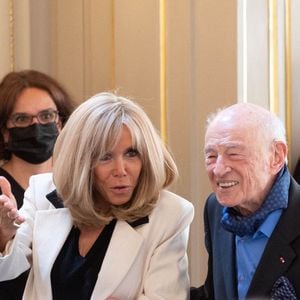 Brigitte Macron et Edgar Morin assistent à une cérémonie pour célébrer le 100e anniversaire du philosophe et sociologue français Edgar Morin au palais de l'Élysée à Paris, France, le 8 juillet 2021. 

Photo par Jacques Witt/ABACAPRESS.COM