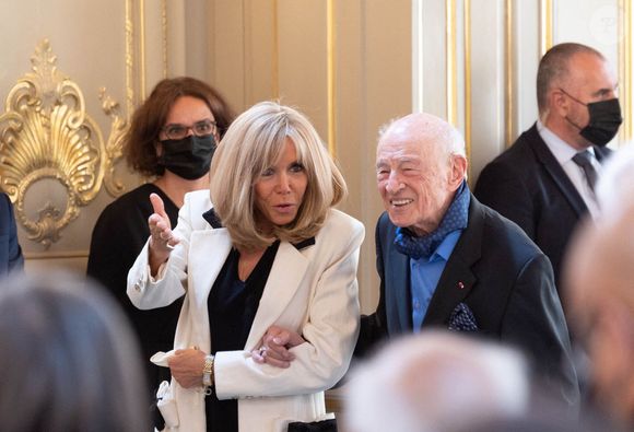 Brigitte Macron et Edgar Morin assistent à une cérémonie pour célébrer le 100e anniversaire du philosophe et sociologue français Edgar Morin au palais de l'Élysée à Paris, France, le 8 juillet 2021. 

Photo par Jacques Witt/ABACAPRESS.COM
