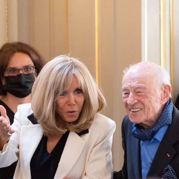 Brigitte Macron et Edgar Morin assistent à une cérémonie pour célébrer le 100e anniversaire du philosophe et sociologue français Edgar Morin au palais de l'Élysée à Paris, France, le 8 juillet 2021. 

Photo par Jacques Witt/ABACAPRESS.COM