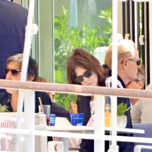 Charlotte Gainsbourg et son compagnon Yvan Attal déjeunent sur la terrasse de l’Eden Roc au Cap d’Antibes lors du 78ème Festival International du Film de Cannes le 18 mai 2025. Agence/Bestimage