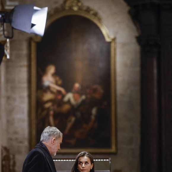 On sait simplement que le couple a assisté le lendemain, le dimanche 8 décembre 2024, à une messe funéraire à la cathédrale de Valence, en Espagne, pour rendre hommage aux victimes des terribles inondations, qui ont fait 230 morts dans la région.
Le roi Felipe VI et son épouse assistant à la messe funéraire pour ceux qui sont morts dans les inondations causées par la DANA, à la cathédrale de Valence, le 9 décembre 2024, à Valence.