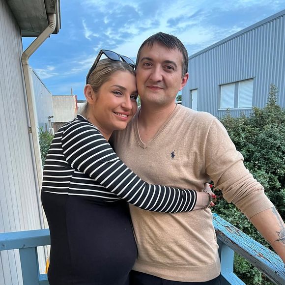 La situation serait d'autant plus difficile que le couple fait face, selon ses dires, à du "harcèlement de meute", les empêchant de s’exprimer librement...

Amandine et Alexandre Pellissard sur Instagram @amandine.pellissard.off.