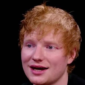 Ed Sheeran goûte aux épices dans l'émission "Hote Ones" en dégustant des ailes de poulet tout en étant interviewé selon le principe de ce programme américain diffusé sur YouTube. Le 12 juillet 2021. © Backgrid UK/ Bestimage