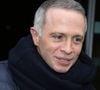 Une sortie qui laisse penser que l’animateur, désormais très actif sur Twitch, n’avait pas été mis au courant en amont...

Exclusif - Samuel Étienne (qui présente dorénavant "Questions pour un Champion") dans les rues de Paris le 22 Février 2016. Photographe : Agence / Bestimage