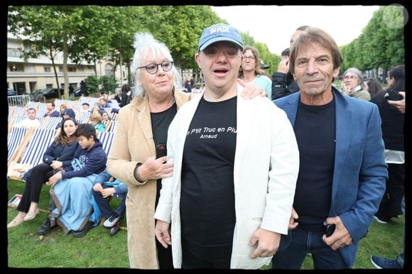 "J'ai beaucoup pleuré" lorsqu'il a été diagnostiqué, a-t-il confié au "Parisien" ce 29 avril 2025.

Rachida Dati assiste à la soirée de clôture de la 23ème édition du Festival du 7ème Art dans le 7ème, avec la projection d'"Un p'tit truc en plus", en présence notamment d'Arnaud Toupense, l'un des comédiens. Sur la photo, Arnaud Toupense, sa mère et le compagnon de celle ci. Paris, Place Vauban, le 6 juin 2025.

© Alain Guizard / Bestimage