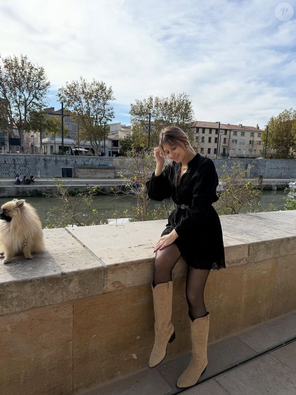 Julia (ex de Ludovic de "L'amour est dans le pré" saison 19) sur les quais en shooting ©Instagram - julia_adp19