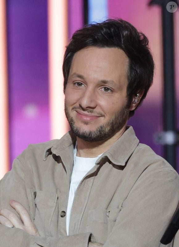 Vianney se mobilise pour la 38ème édition du Téléthon dans les studios de France 2 à Paris, le 29 novembre 2024.  © Coadic Guirec / Bestimage