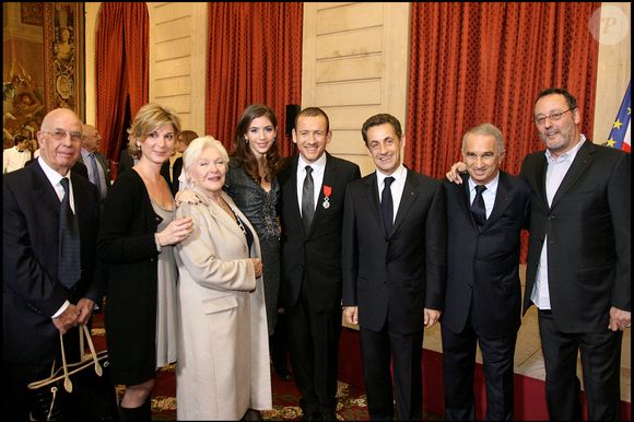 Michel Boucau, Michèle Laroque, Line Renaud, Dany Boon, sa femme Yaël, Nicolas Sarkozy, Jean Réno : Dany Boon reçoit les insignes de Chevalier dans l'ordre de la Légion d'Honneur à l'Elysée

BERTRAND RINDOFF PETROFF / BESTIMAGE