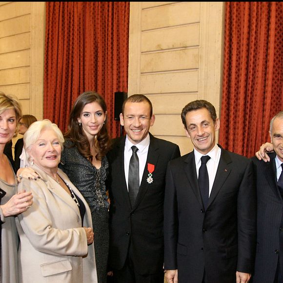 Michel Boucau, Michèle Laroque, Line Renaud, Dany Boon, sa femme Yaël, Nicolas Sarkozy, Jean Réno : Dany Boon reçoit les insignes de Chevalier dans l'ordre de la Légion d'Honneur à l'Elysée

BERTRAND RINDOFF PETROFF / BESTIMAGE