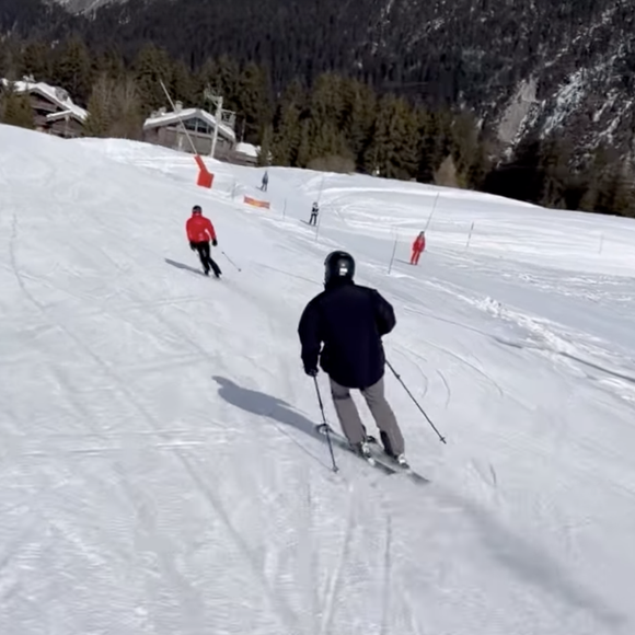À ce prix, l’expérience est totale : buffet gourmet, dîners "à demeure" ou sur les pistes, minibar inclus et cadeaux personnalisés. 

Laeticia Hallyday et son compagnon Serge Varsano en vacances à Courchevel. Le 14 février 2026. Instagram