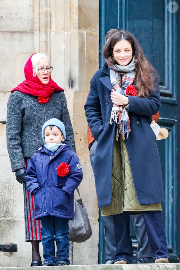 Gabrièle Laborde, la fille de la défunte, et son fils, Saul - Arrivées aux obsèques de C.Laborde en l’église Saint-Roch à Paris. Décédée à l'âge de 73 ans, l'ancienne présentatrice météo de TF1 était atteinte de la maladie neurodégénérative à corps de Lewy. 
© Jacovides - Moreau / Bestimage