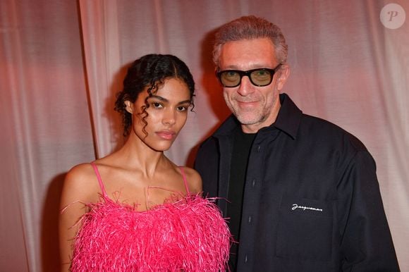 Vincent Cassel et sa femme Tina Kunakey - Photocall en front row du défilé "Le Raphia" de la maison Jacquemus au Bourget le 12 décembre 2022.

© Veeren / Clovis / Bestimage