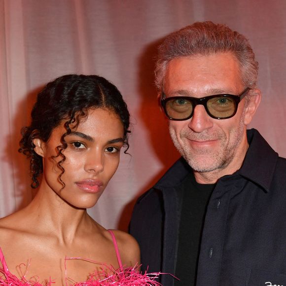 Vincent Cassel et sa femme Tina Kunakey - Photocall en front row du défilé "Le Raphia" de la maison Jacquemus au Bourget le 12 décembre 2022.

© Veeren / Clovis / Bestimage