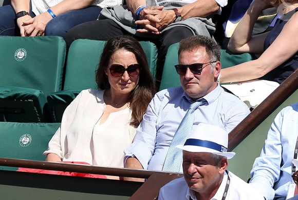 Pierre Sled et sa compagne dans les tribunes des Internationaux de Tennis de Roland Garros à Paris le 8 juin 2017 © Cyril Moreau-Dominique Jacovides/Bestimage